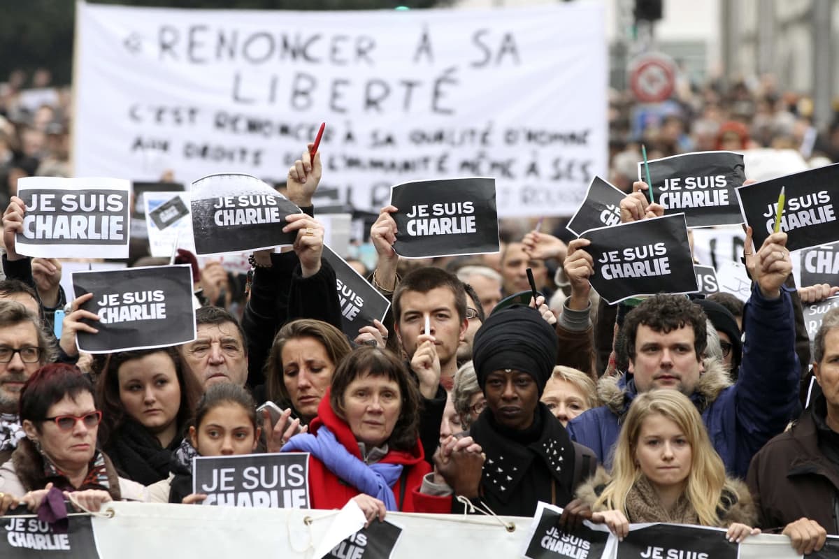 Mielenosoittajia käsissään Je suis Charlie -kylttejä.