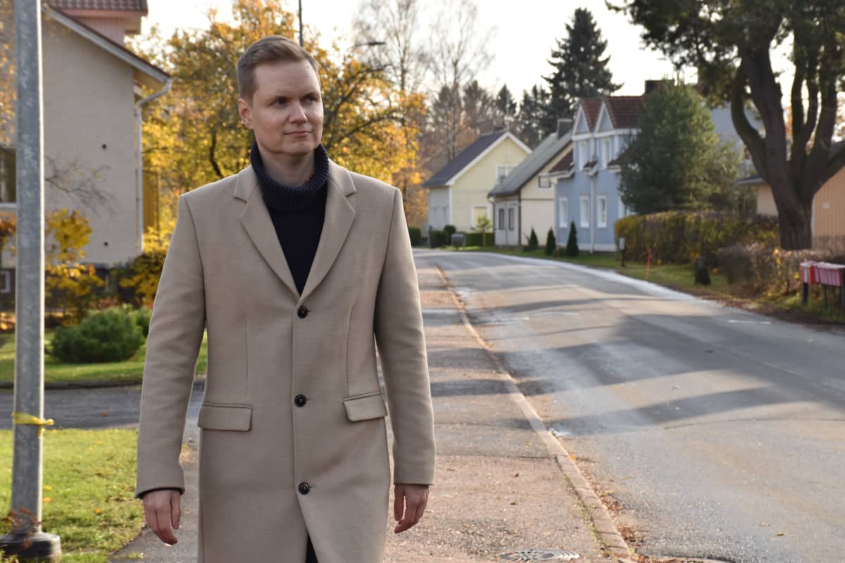 Kuluttajaliiton pääsihteeri Juha Beurling-Pomoell kävelee omakotitaloalueella.