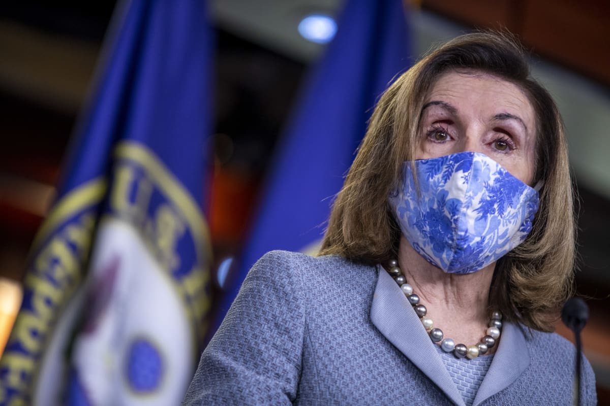 Kongressin edustajainhuoneen puheenjohtaja Nancy Pelosi tiedotustilaisuudessa viime torstaina. Hän kampanjoi uuden virkakauden puolesta Kaliforniassa.
