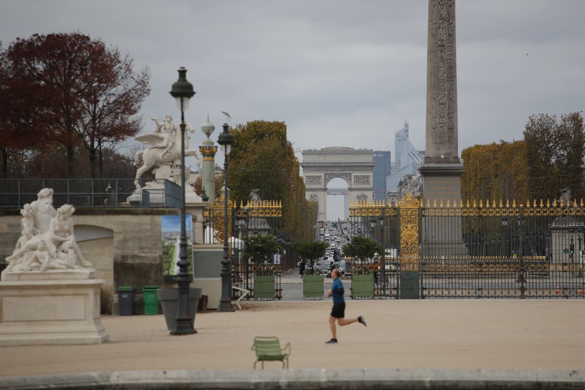 Tuileries’n puistossa oli perjantaina tyhjää, kun pariisilaismies oli lenkillä.