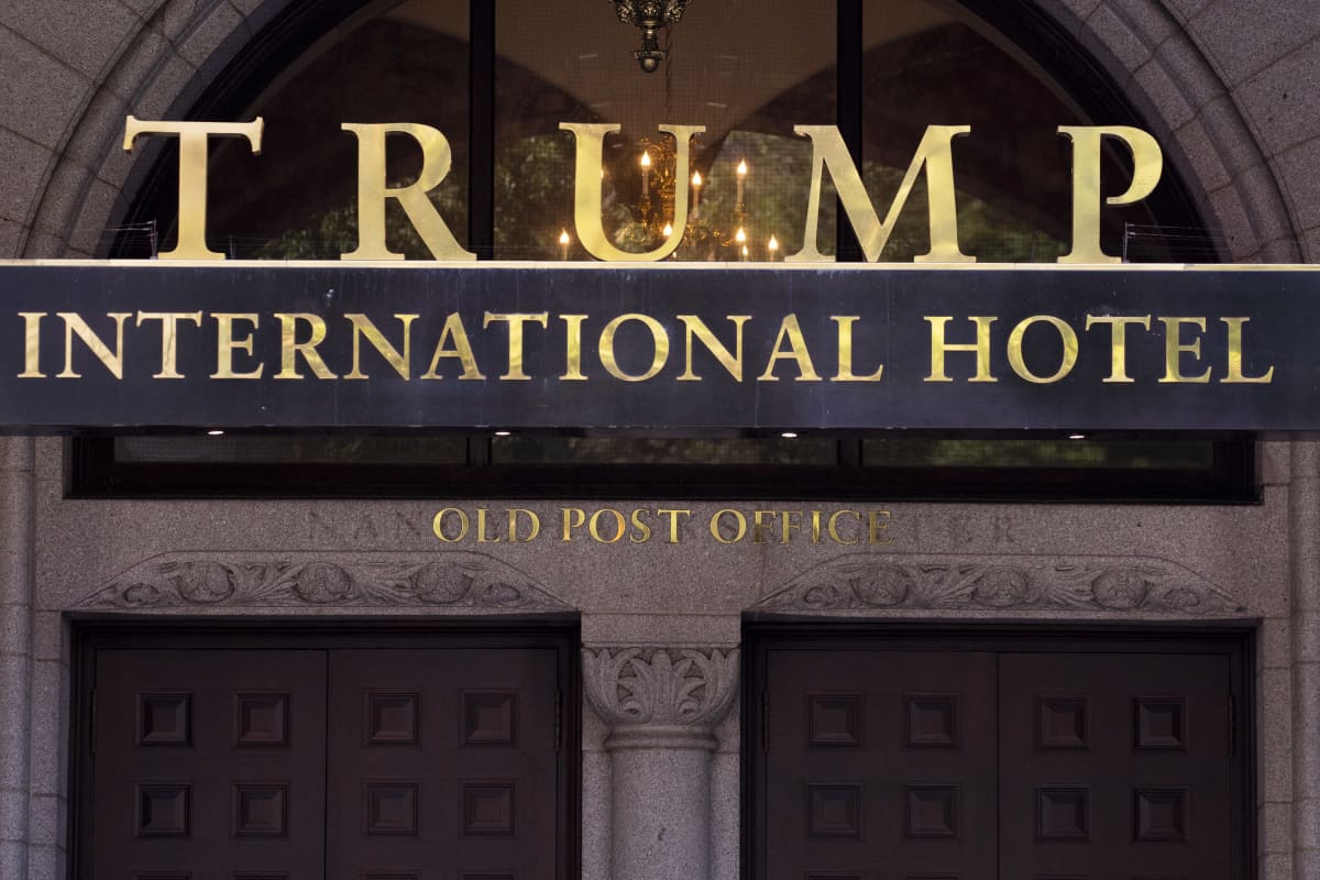 Trump Internationl hotellin sisäänkäynti Washington DC. Kultakirjailtu kyltti.