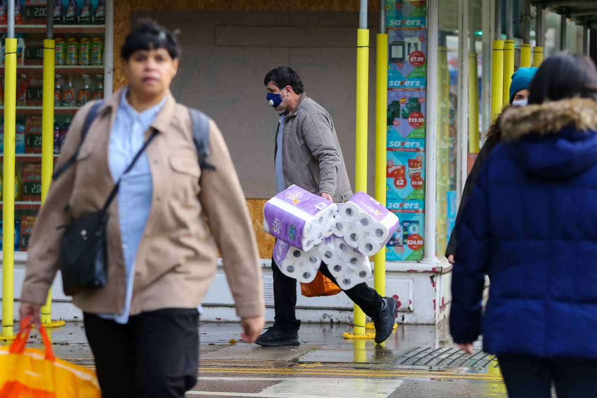 Ihmiset suuntasivat ostoksille Lontoossa lauantaina kun tieto Britannian pääministerin illan tiedotustilaisuudesta tuli julki. Johnson kehotti kansalaisia välttämään hamstraamista lauantaina illalla pitämässään puheessa.