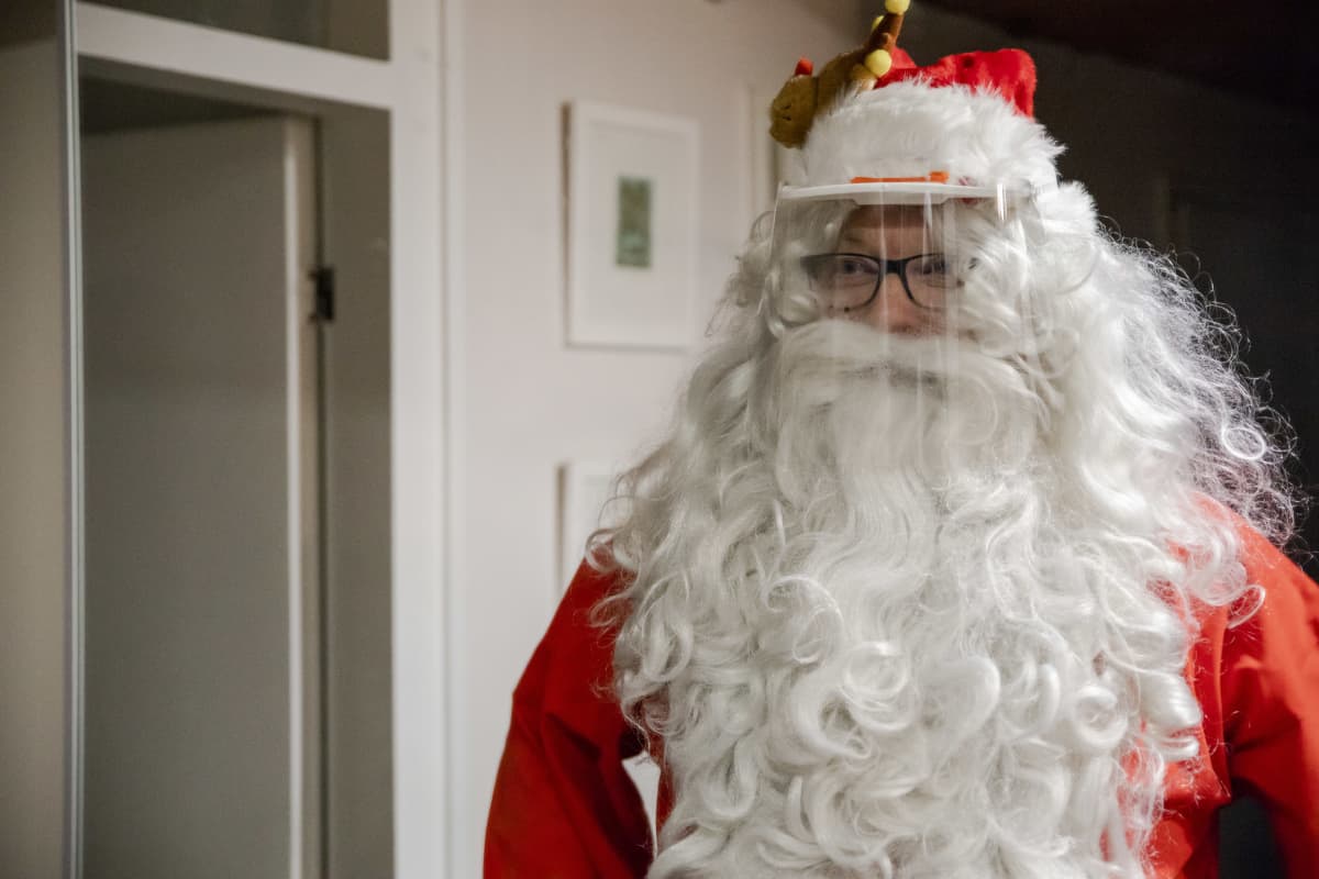 joulupukki ja visiiri päässä