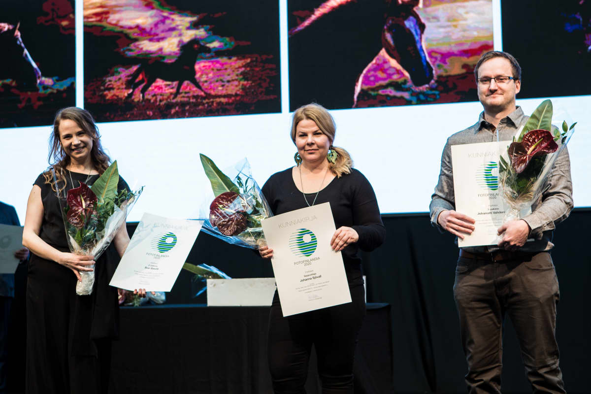 Suvi Sievilä, Johanna Sjövall ja Juhamatti Vahdersalo, portfolio-sarjan palkitut Fotofinlandia-kilpailussa.