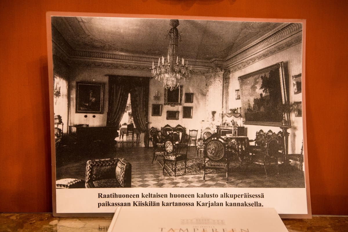 Tampereen raatihuoneella olevan pietarilaishuoneen huonekalut.
