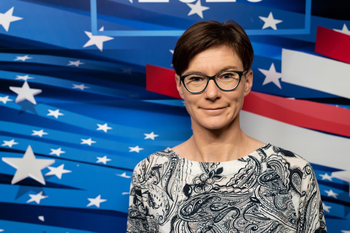 Taloustieteilijä Tuuli Koivu USA:n presidentinvaalien tuloslähetyksessä.
