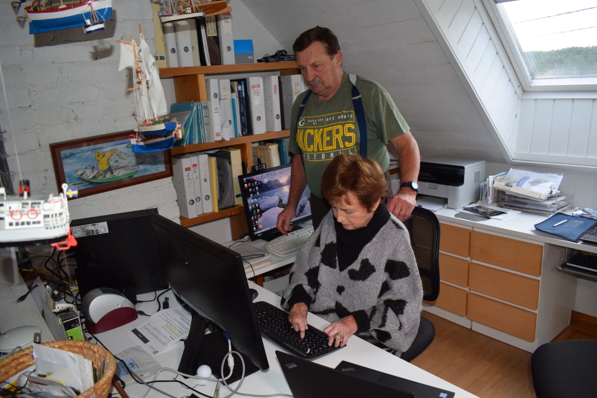 Riitta Lahtosta auttaa koneiden virittämisessä Hannu Lahtonen.
