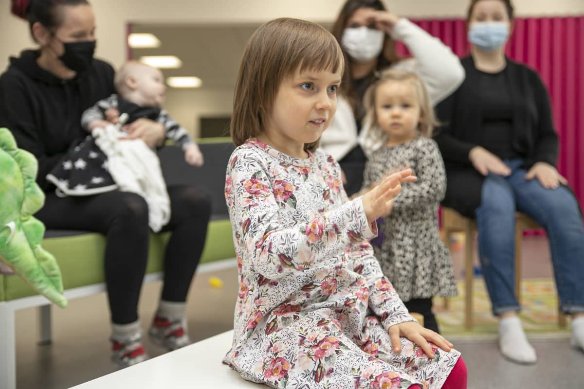 Leila leikkii HAMK:in kampuksella Nipsulassa.