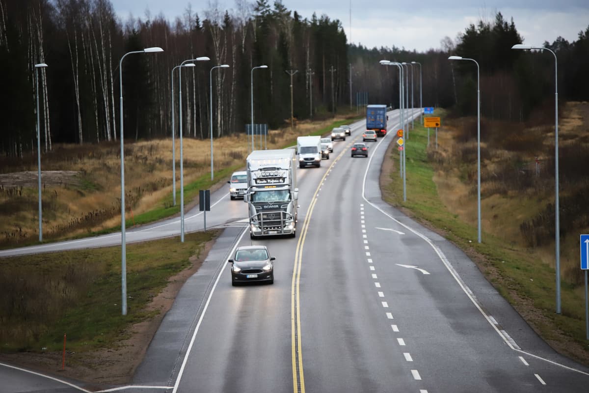 Tie-15 Anjalankosken ylikulkusillalta kuvattuna.