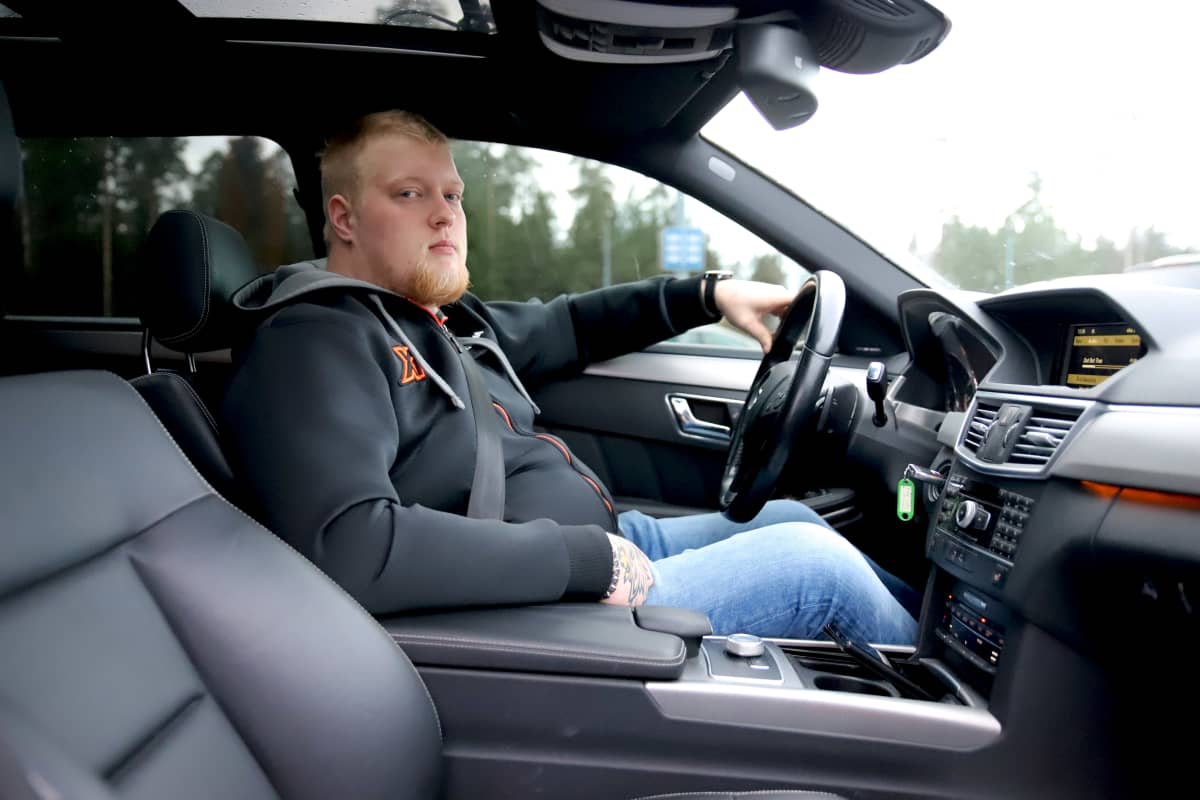 Rekka-autonkuljettaja Konsa Kelloniitty henkilöautossaan Kouvolassa.