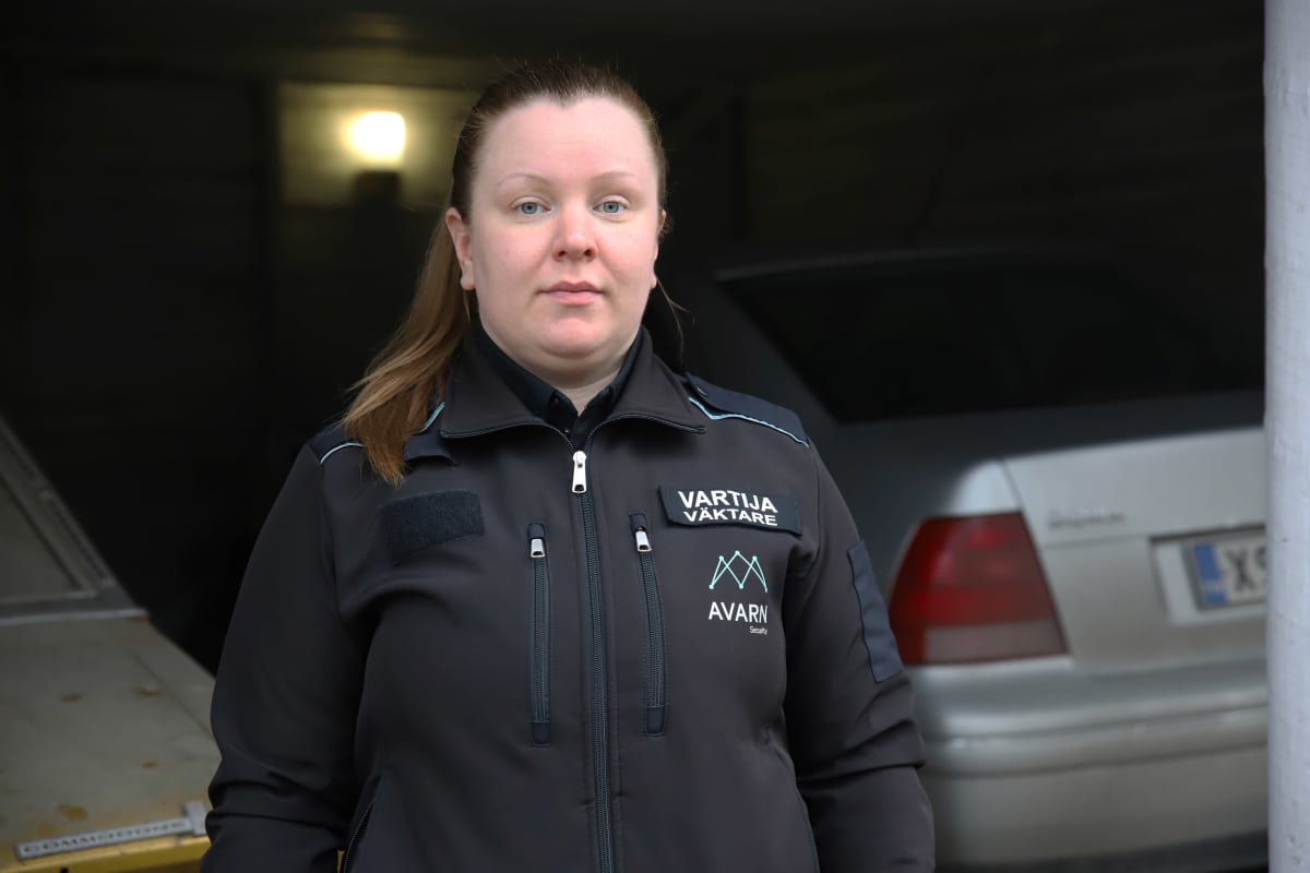 Vartija Mari Parkkinen kotipihallaan Kouvolan Anjalassa.