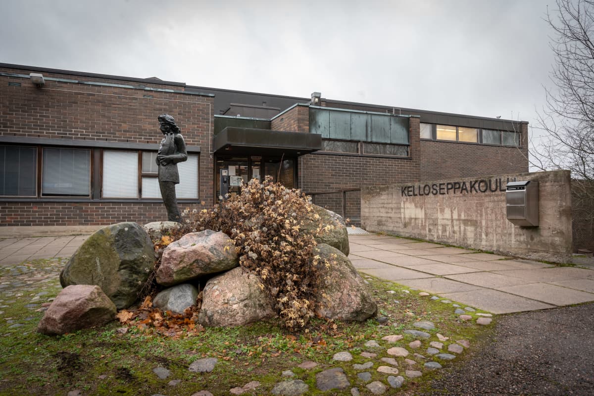 Kelloseppäkoulu espoossa, ulkokuva