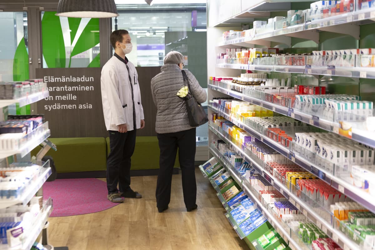 Farmaseutti neuvoo asiakasta Yliopiston Apteekissa