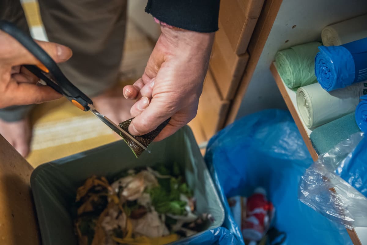 Avokadon kuori pilkotaan biojätteeseen.