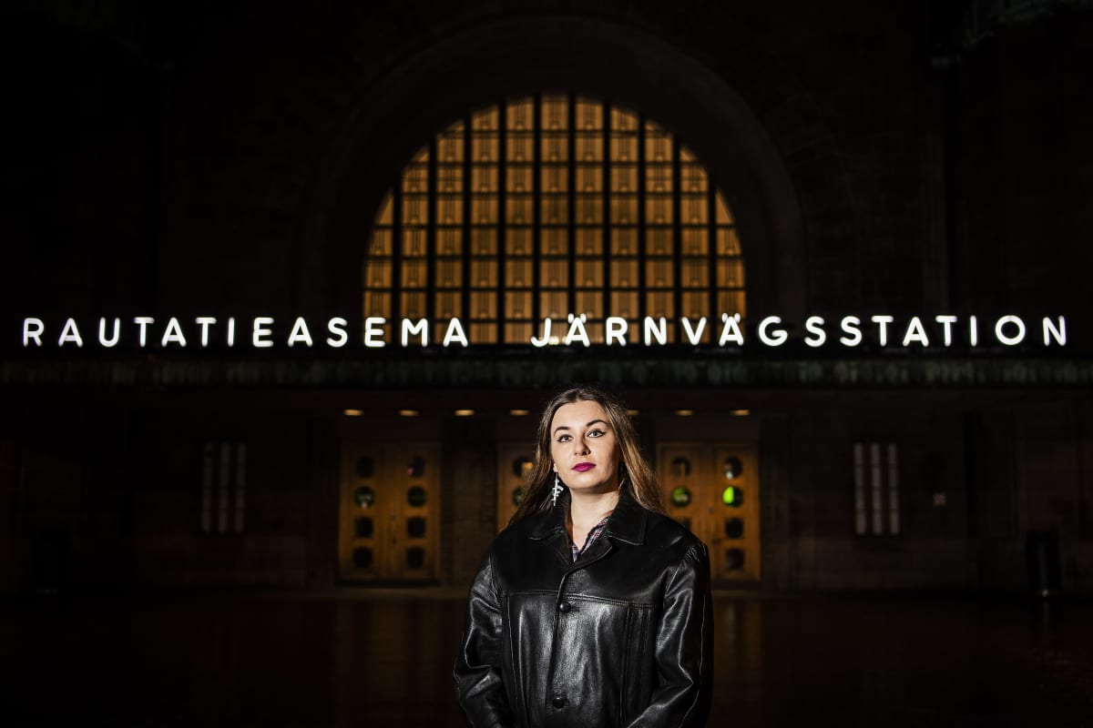 Kuvassa on Linda-Maria Roine Helsingin päärautatieaseman edessä 11. marraskuuta 2020.