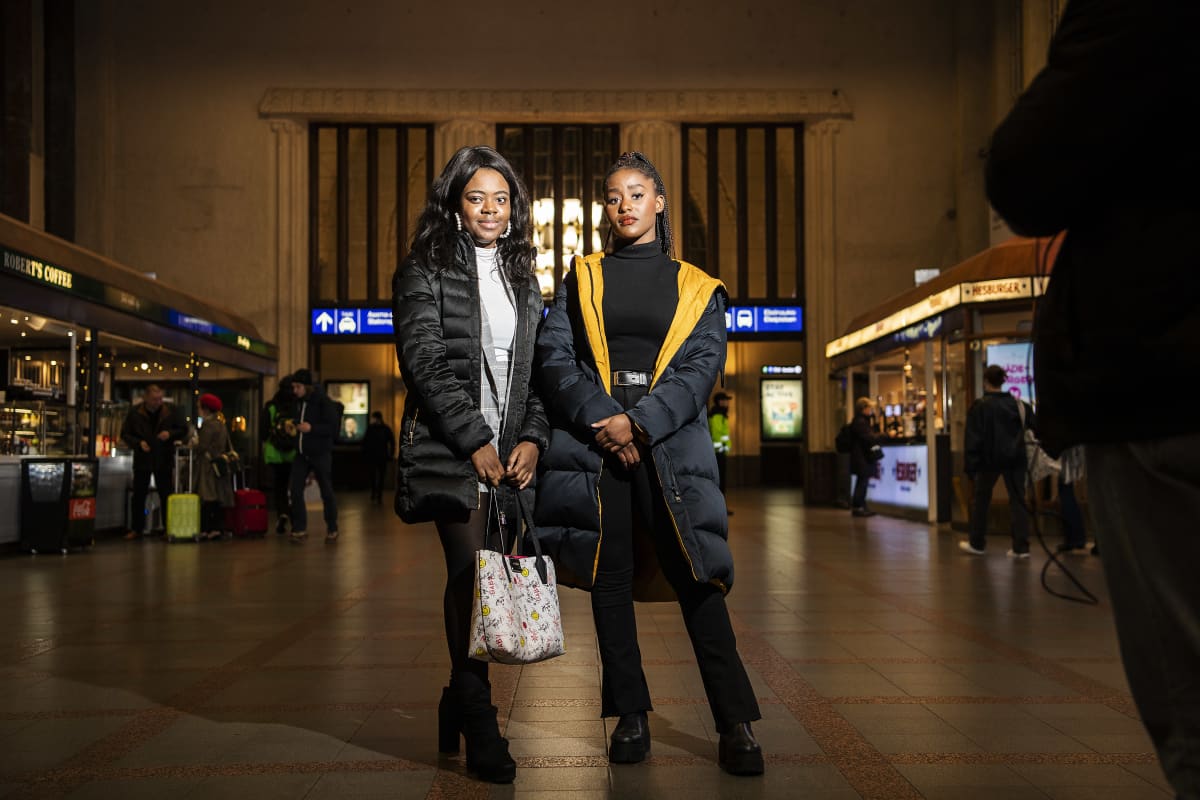 Kuvassa poseeraavat Belilia Ayingono ja Gabrielle Bogova Helsingin keskustassa 11. marraskuuta 2020.