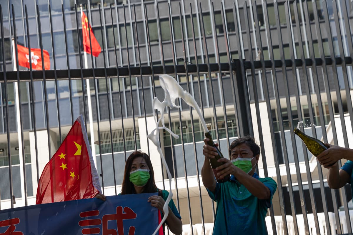Opposition kansanedustajien lähtö sai osan juhlatuulelle lainsäädäntöneuvoston rakennuksen edustalla Hongkongissa 12. marraskuuta.