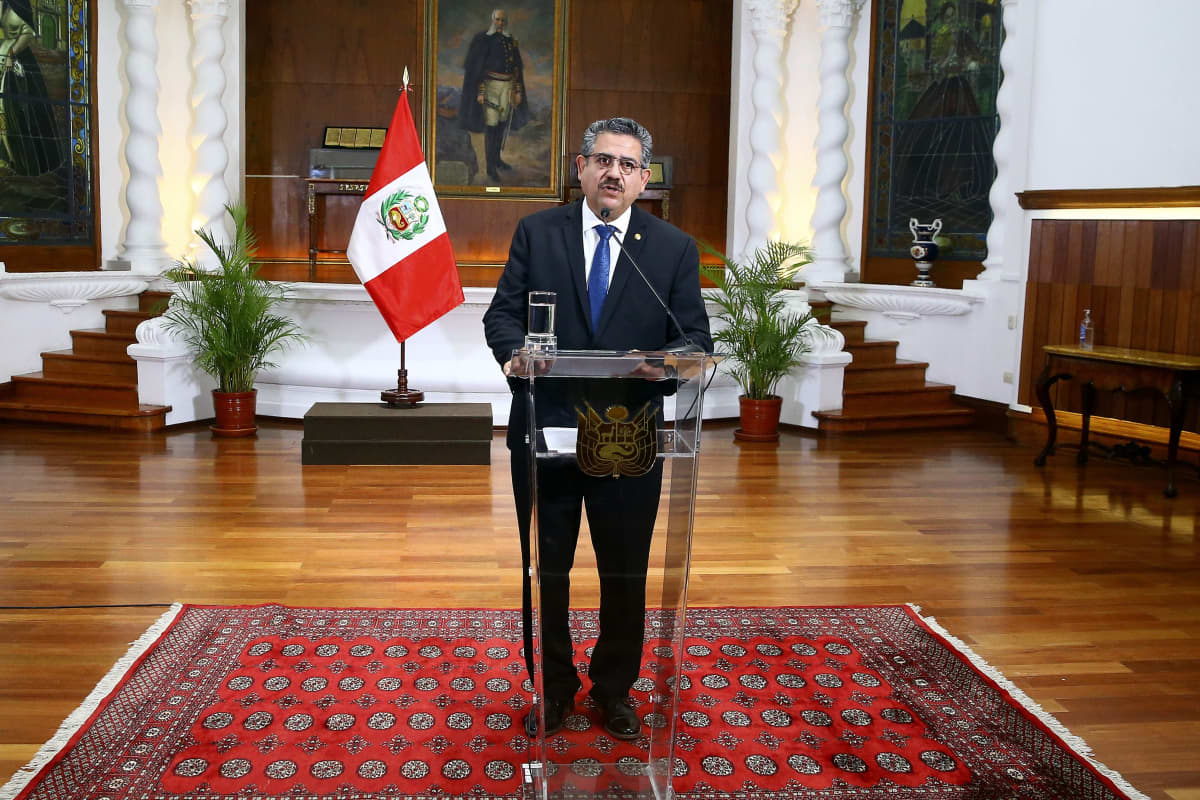 Manuel Merino puhumassa.