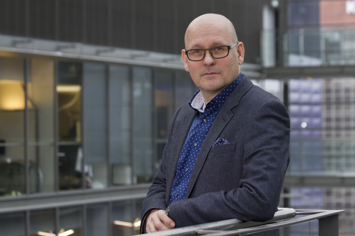 Business Finlandin experience commerce -ohjelman asiantuntija Leevi Parsama poseeraa nojaamalla kaiteeseen.