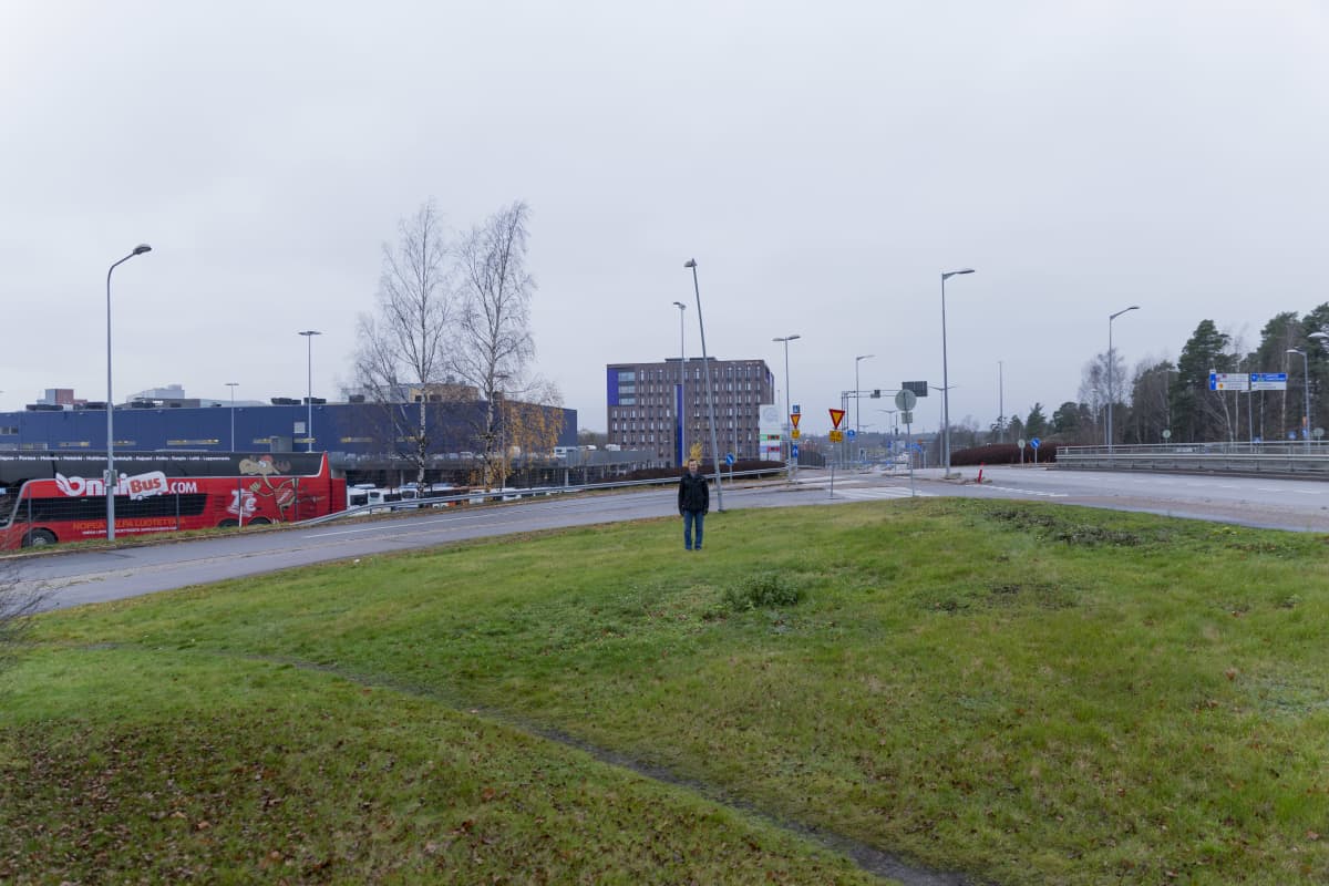 Geolämpölaitos tulisi Hakamäentien varteen bussivarikon ja maakaasulaitoksen viereen. Projektipäällikkö Mustonen seisoo kutakuinkin siinä, mihin lämpökaivo on tarkoitus porata.