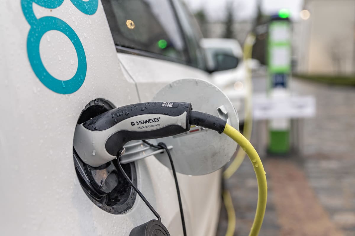Yhteiskäyttöautoja Jyväskylän kaupungintalon pihassa.