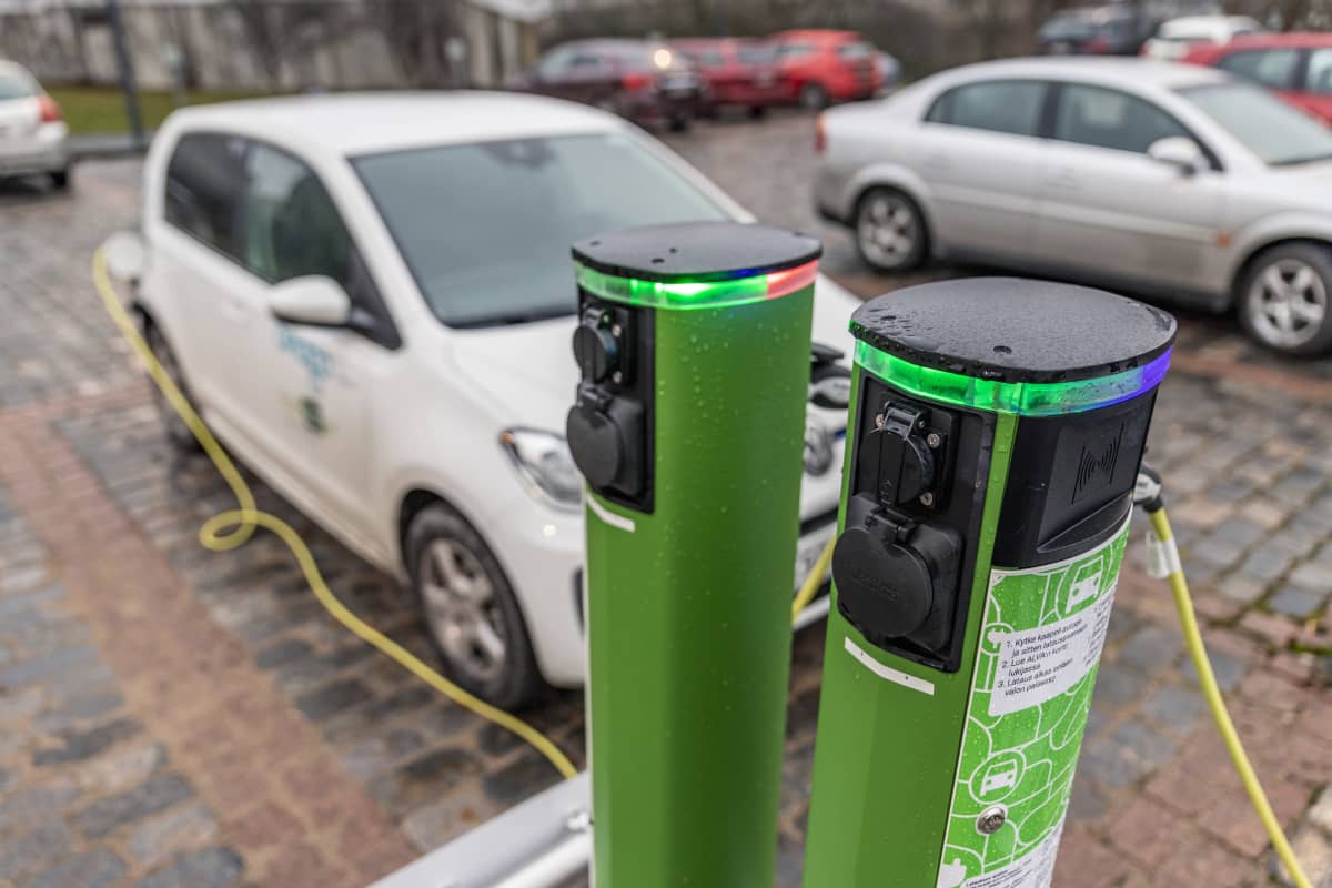 Yhteiskäyttöautoja Jyväskylän kaupungintalon pihassa.