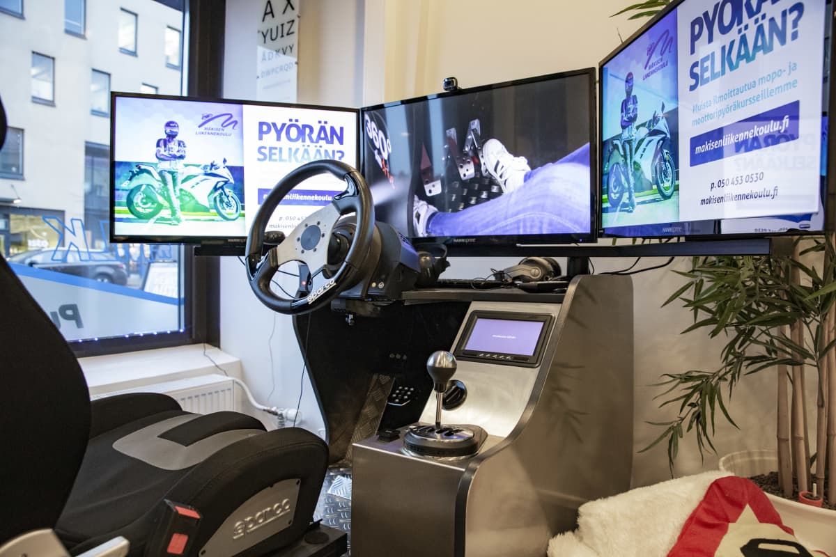 Mäkisen Liikennekoulun ajosimulaattori.
