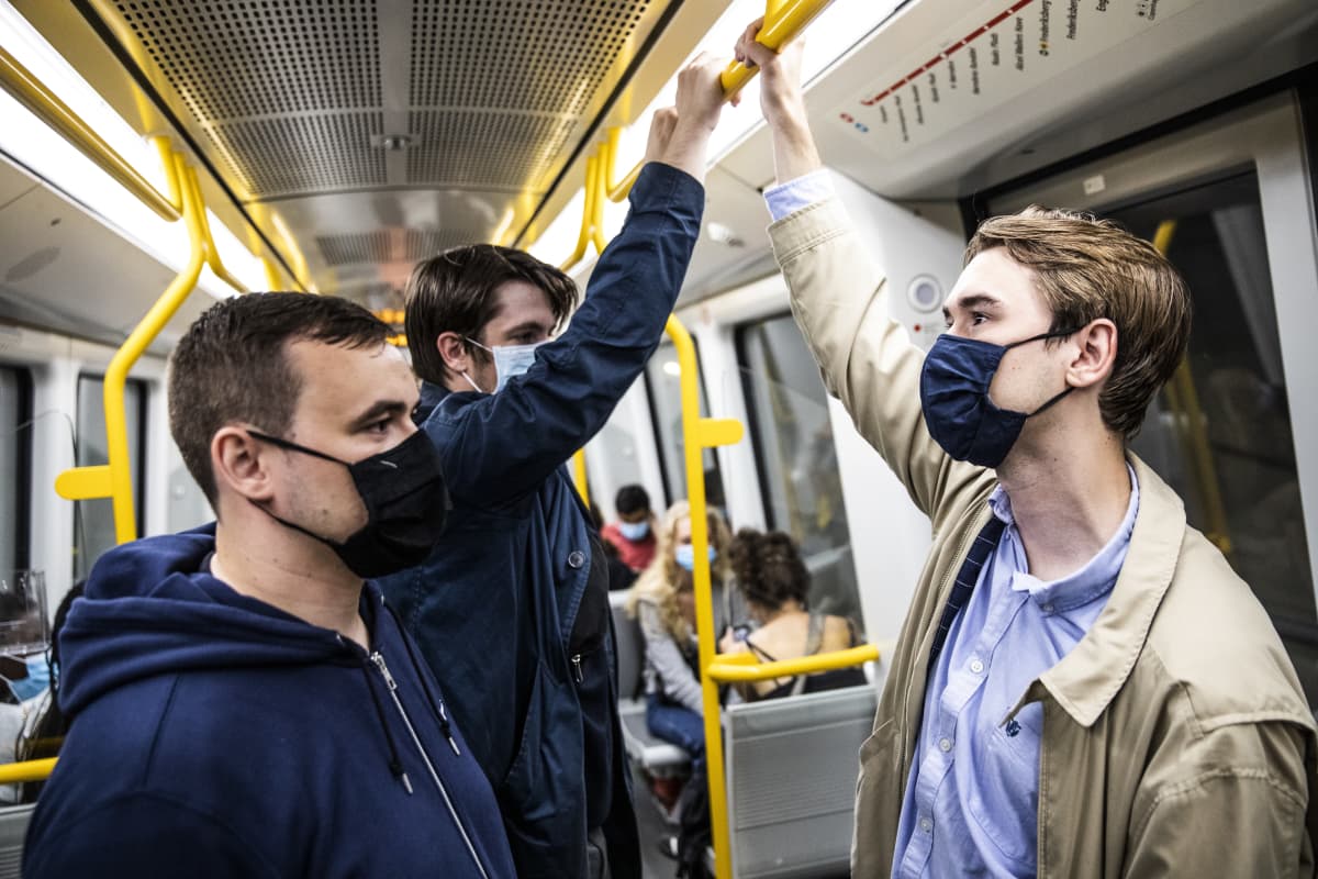 Tanskan hallitus vaati kasvomaskien käyttöä julkisessa liikenteessä 22. elokuuta alkaen. Pian keskiyön jälkeen Kööpenhaminan metrossa oli jo useimmilla kasvomaski.