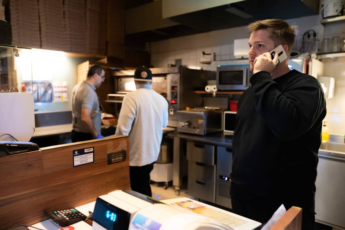 Pertti Kallioinen, Henri Auvinen ja Beshir Peci hääräilevät Munkkiniemen Pizzeriassa.