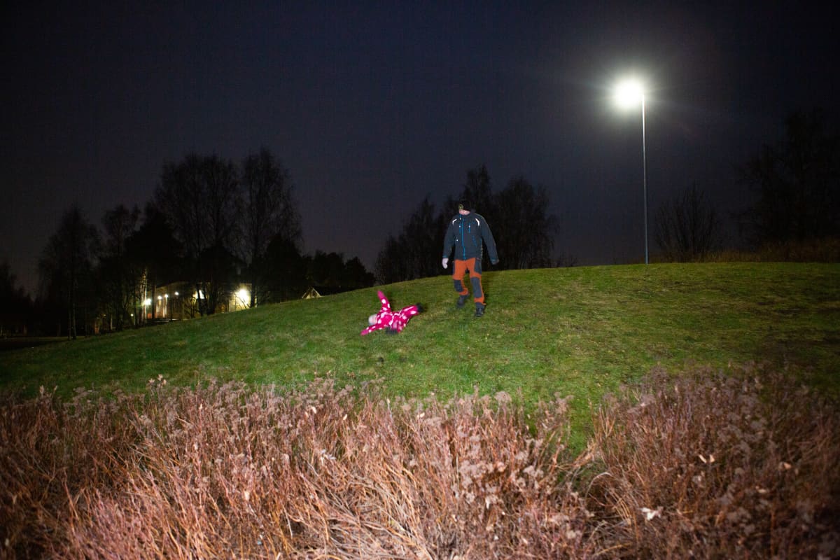 isä ja lapsi leikkii puistossa