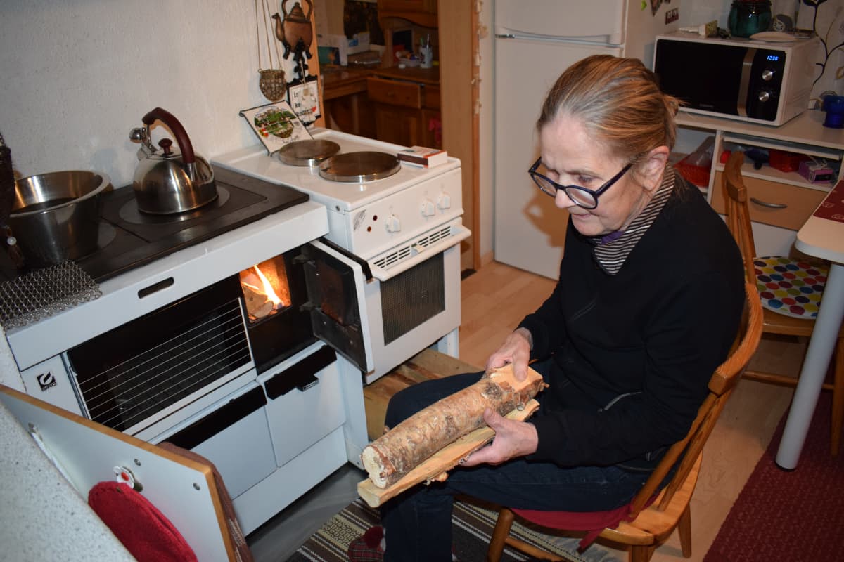 Soile Salonen esittelee ostamiaan koivuklapeja.