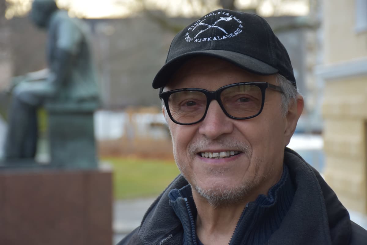 Porilainen omaishoitaja Paavo Stengård Raatihuoneenpuistossa.