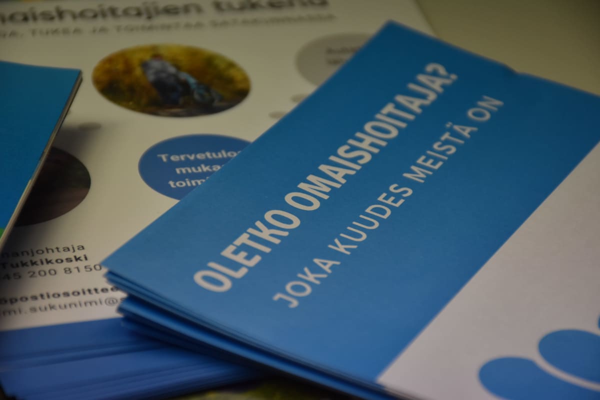 Esite, jossa lukee "Oletko omaishoitaja - joka kuudes meistä on".