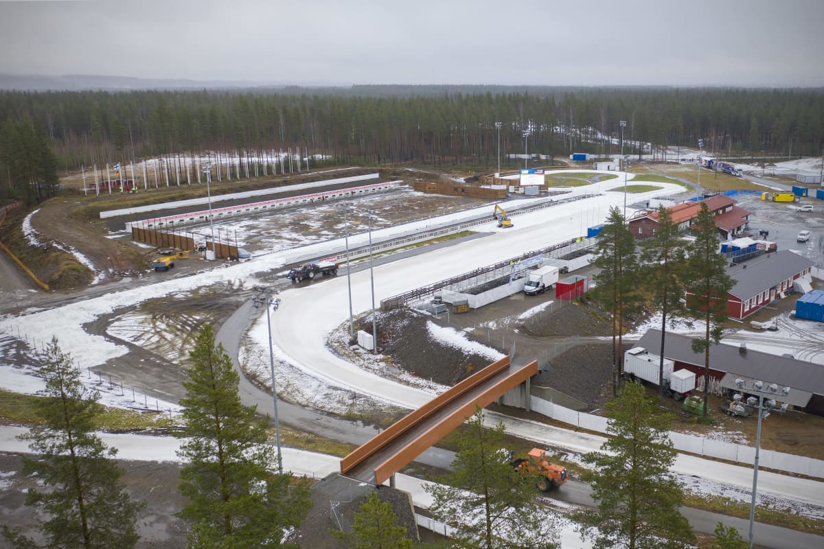 Ilmakuva Kontiolahden ampumahiihtokeskuksesta, jossa tehdään latuja kisoja varten.