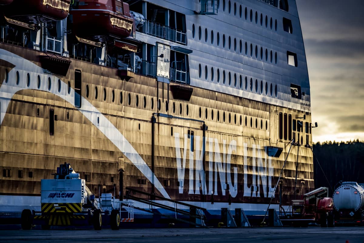 M/S Viking Grace odotteli maanantaina Turun satama-altaassa siirtoa Naantaliin, korjaustelakalle.