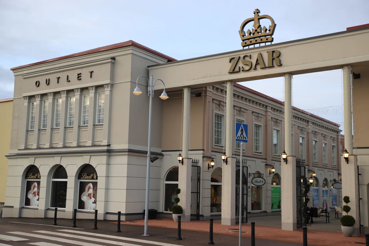 Zsar Outlet Village -kauppakeskus Virolahdella Vaalimaalla.