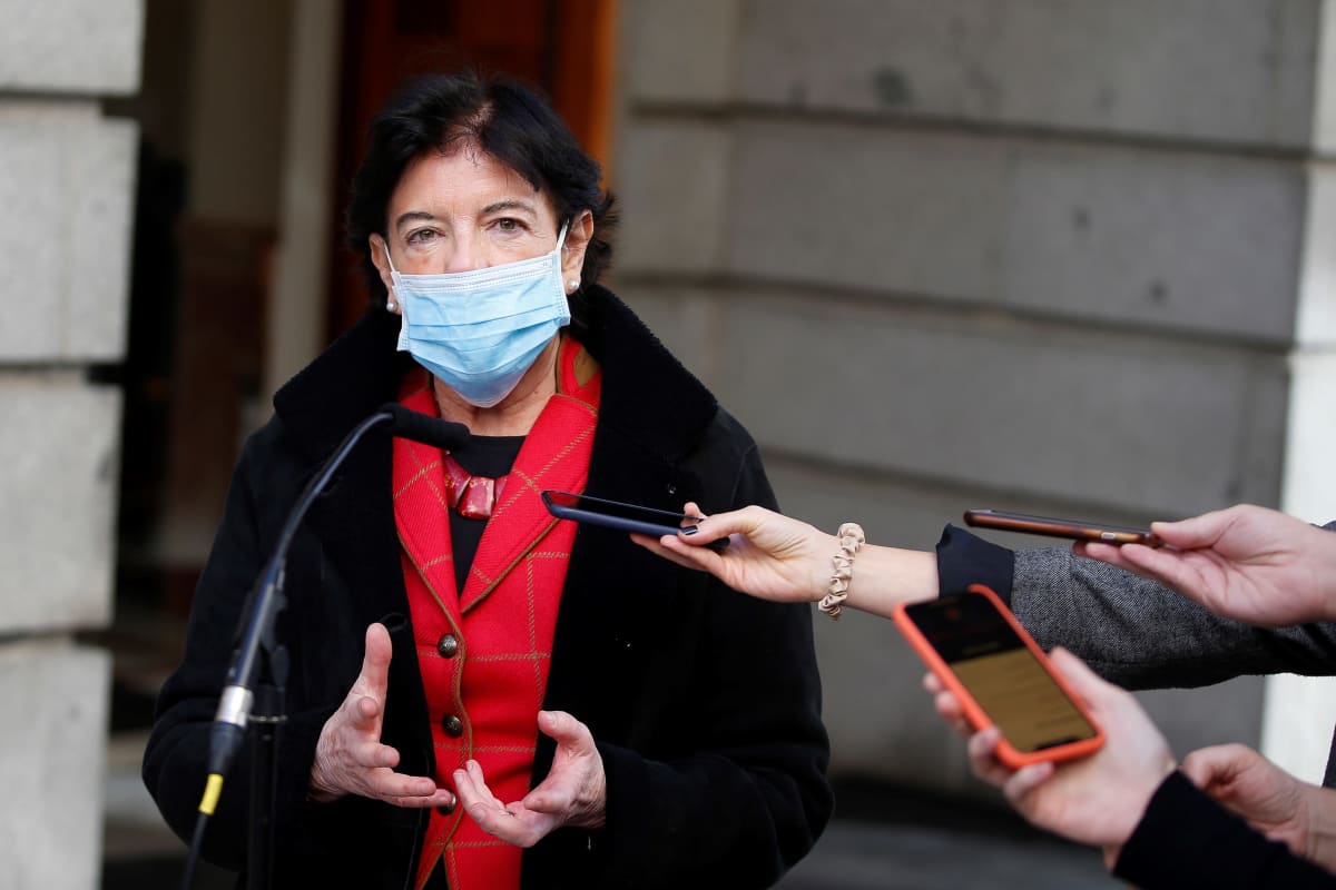 Isabel Celaá, Baskimaalta kotoisin oleva sosialistinen opetusministeri on uuden opetuslain äiti. Hän puhui toimittajille viime torstaina, poistuessaan parlamentista lain läpimenon jälkeen.