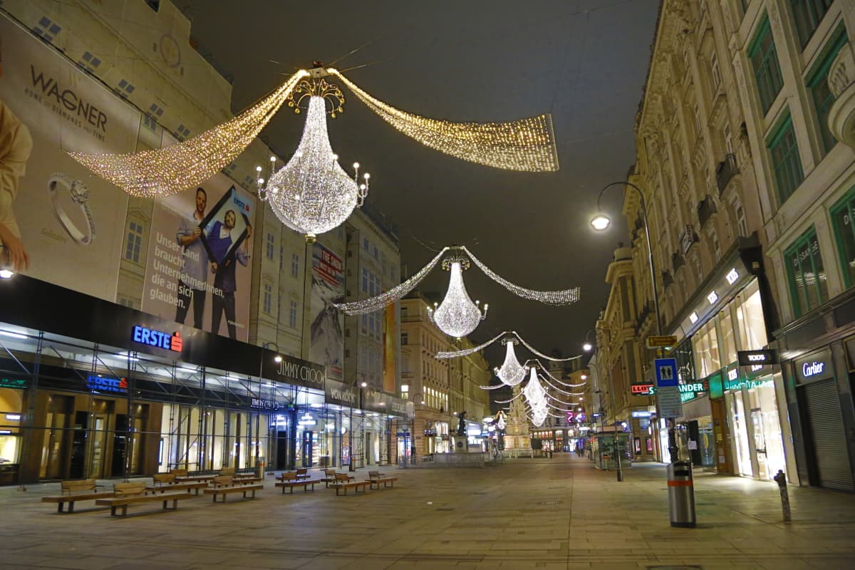 Tyhjä ostoskatu, jonka yllä jouluvaloja.