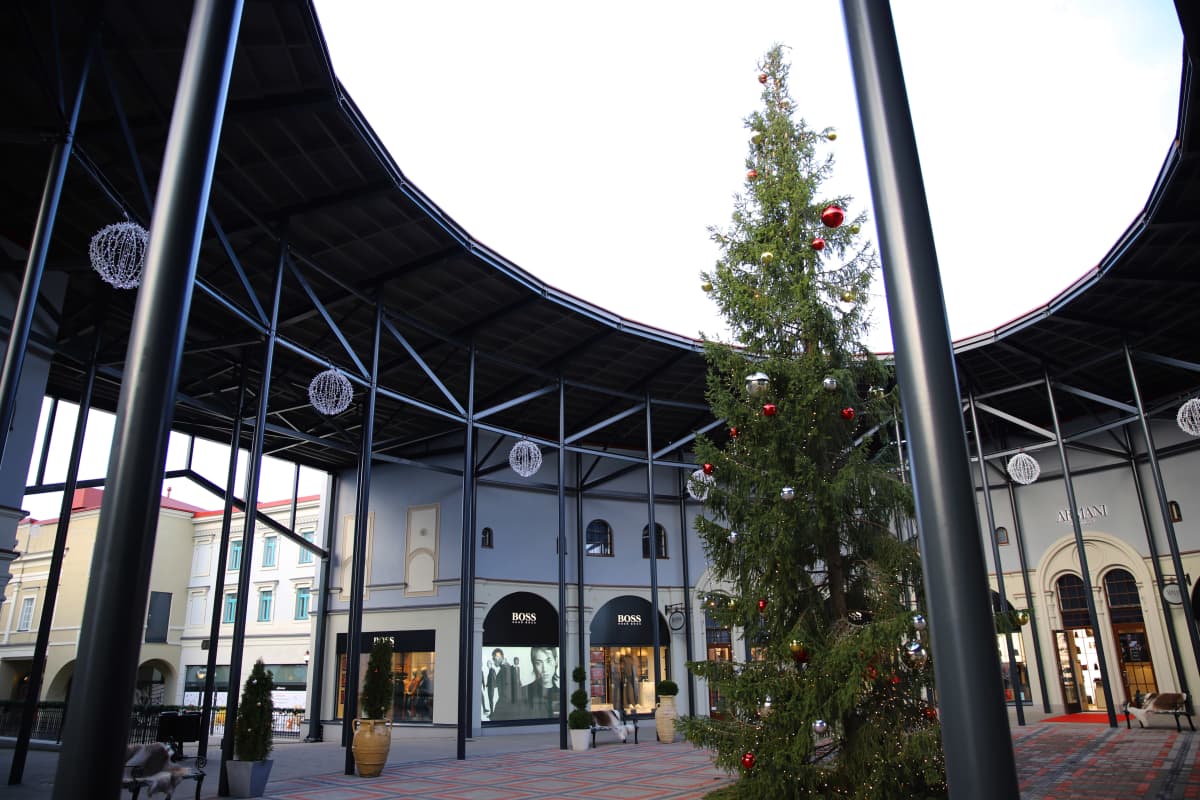 Zsar Outlet Village -kauppakeskuksen joulukuusi Virolahdella Vaalimaalla.