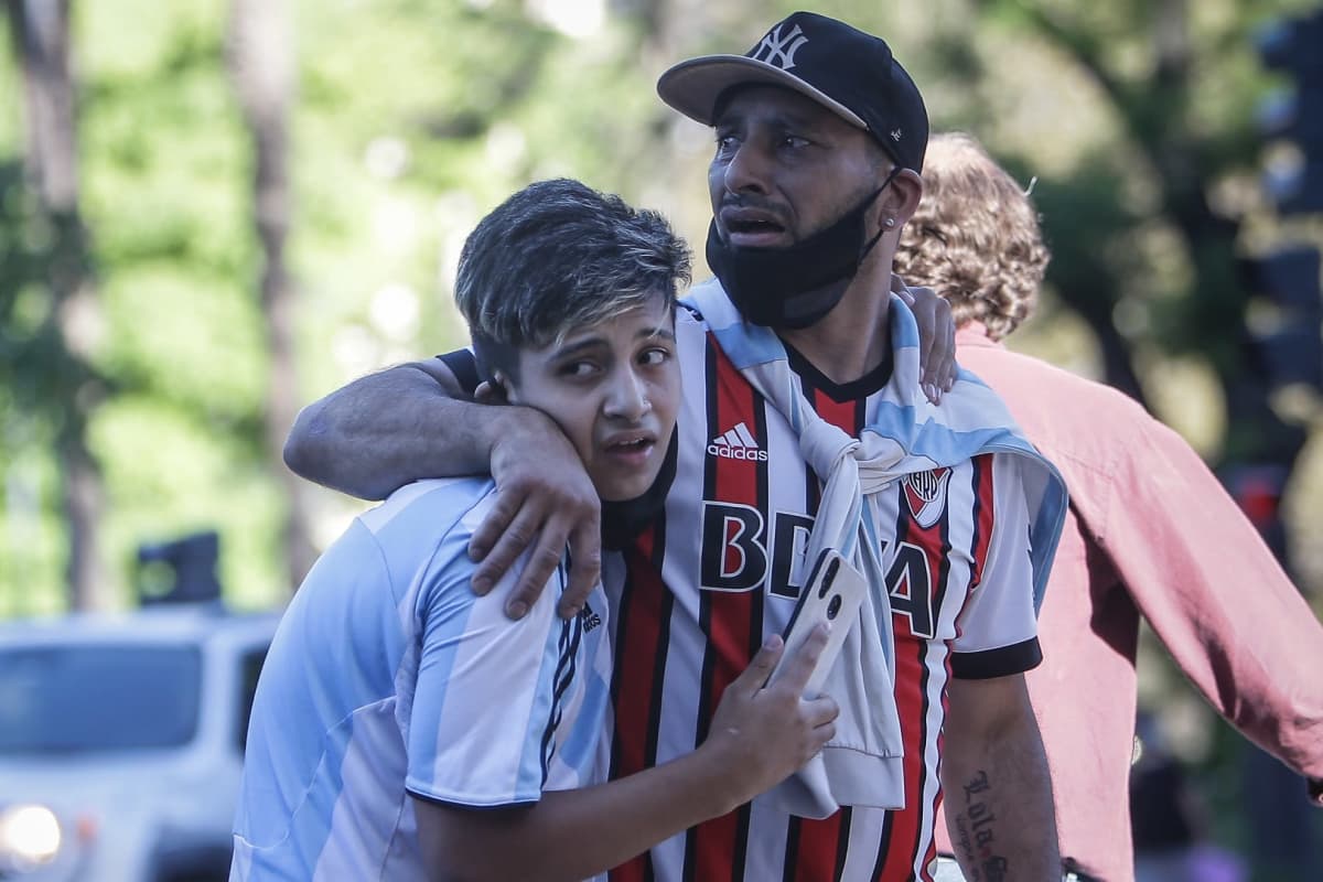 Maradona-fanit surivat rakastetun jalkapallosankarin poismenoa Buenos Airesissa.