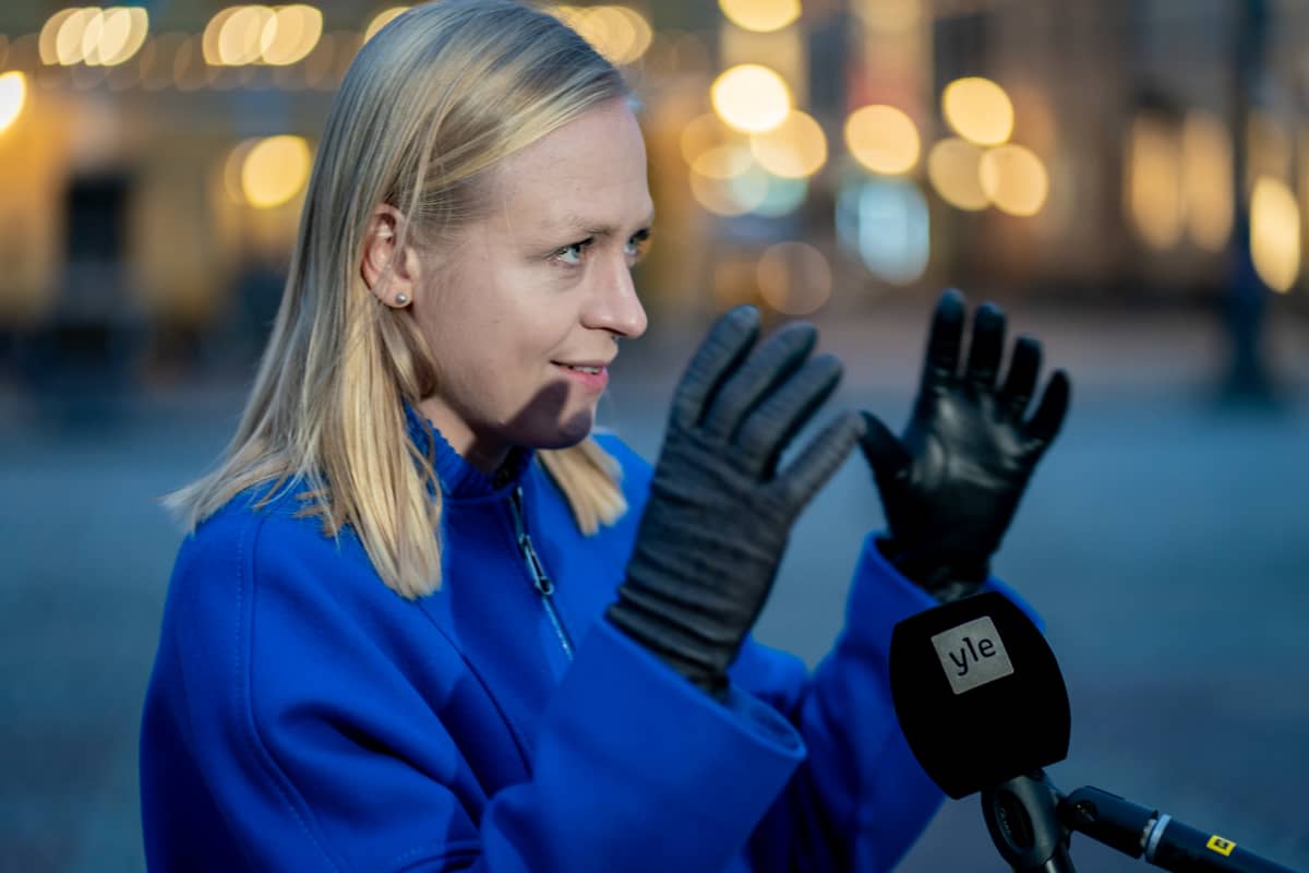 Elina Lepomäki haastateltavana.