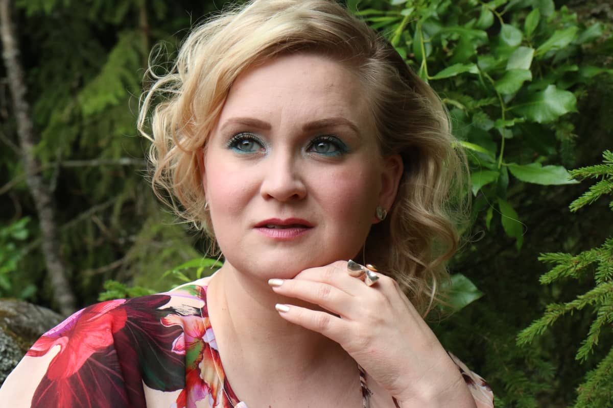 Johanna Lundán poseeraa kameralle.