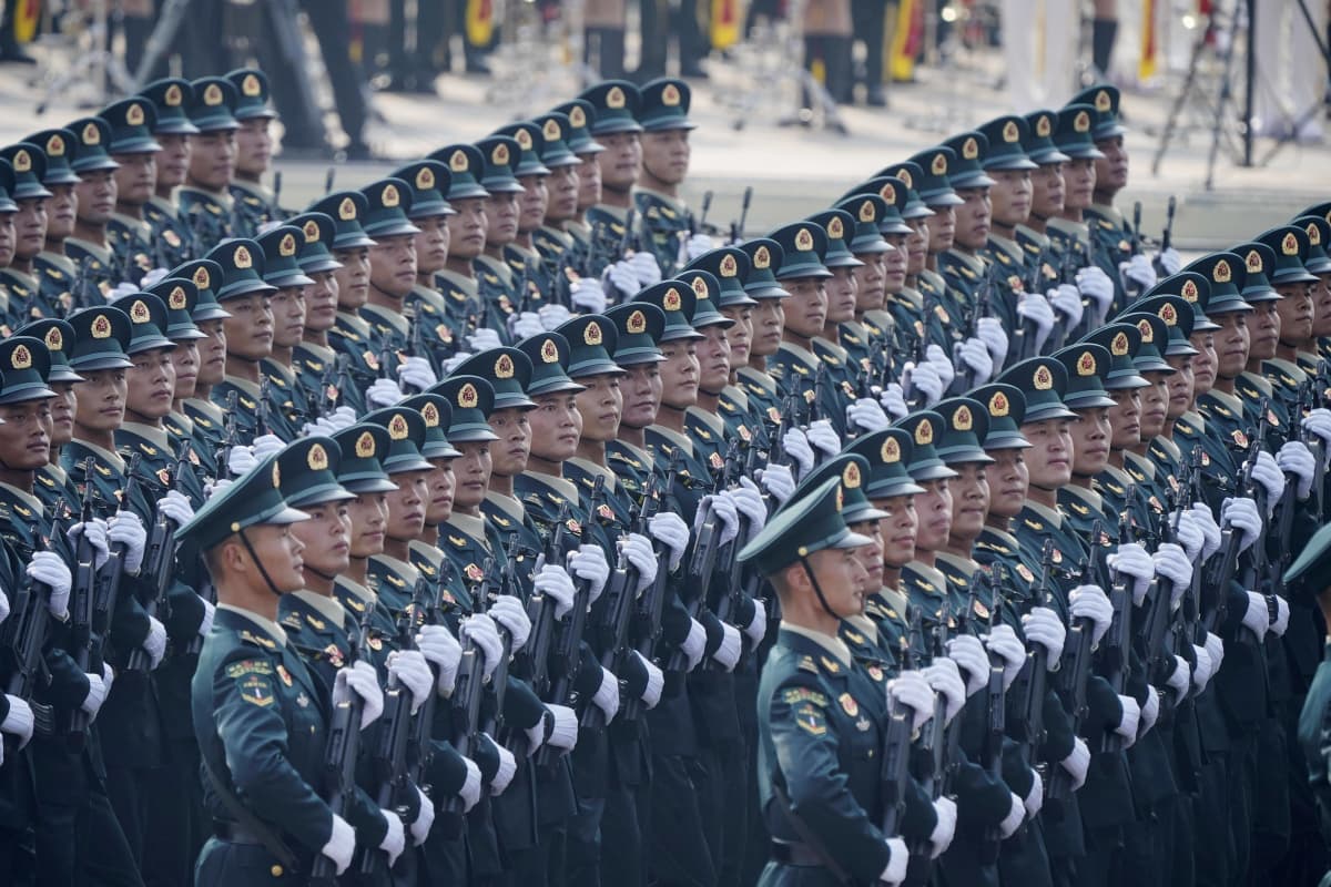 Sotilaat marssivat Kiinan kansantasavallan perustamisen 70-vuotisjuhlallisuuksissa