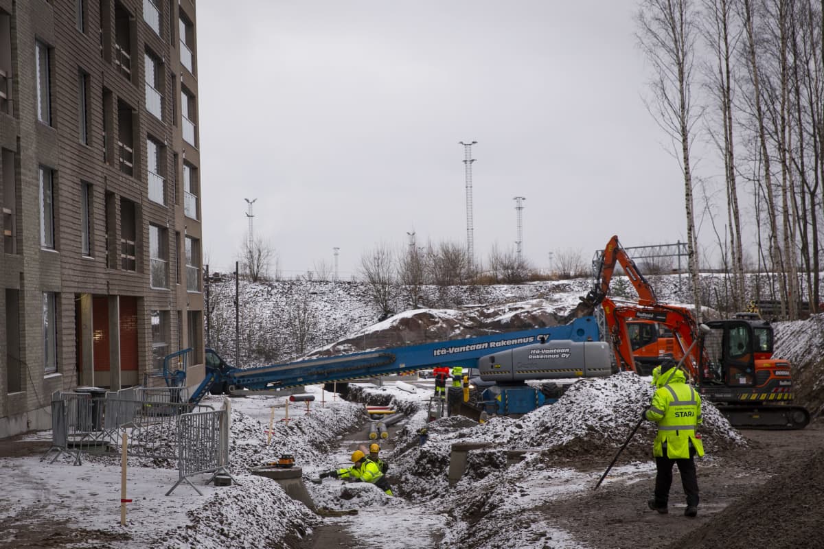Työntekijöitä rakennustyömaalla.