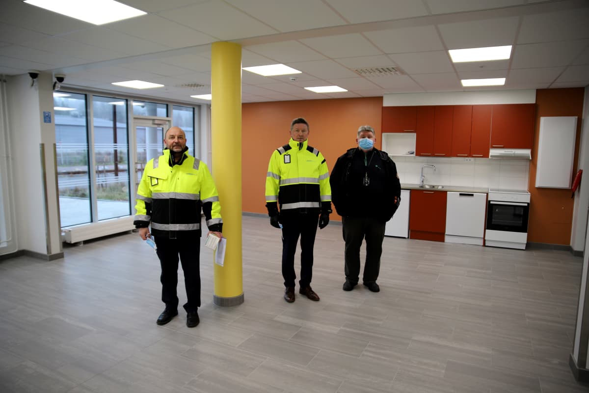 Kuvassa Lahden Talojen toimitusjohtaja Jukka Anttonen, kiinteistöjohtaja Harry Koskela ja projektipäällikkö Raine Majuri uuden kerrostalon yhteisessä tilassa