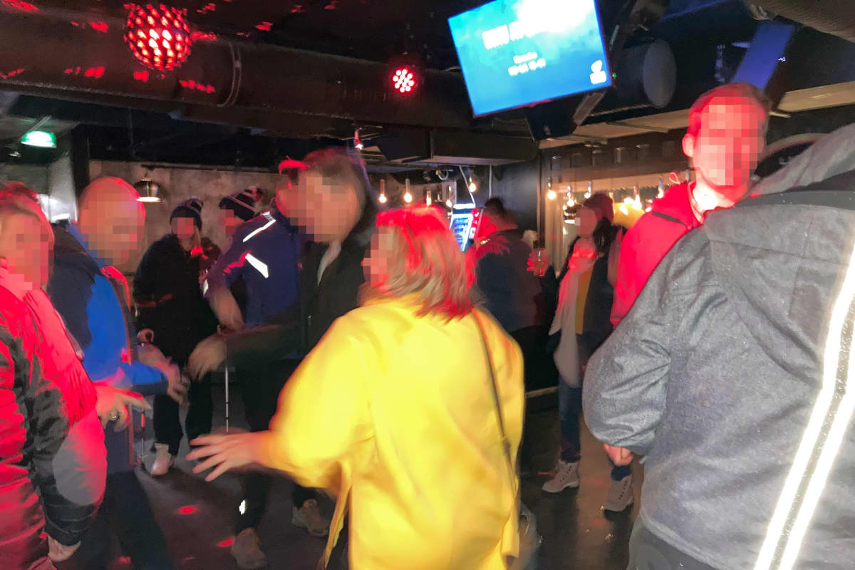 Anonyymejä ihmisiä ravintola Ihkussa Levillä talvella 2020.