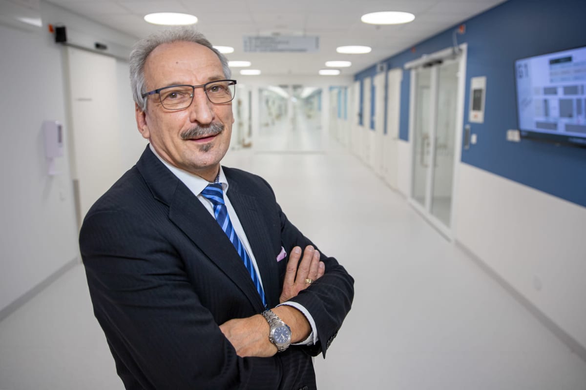 Keski-Suomen sairaanhoitopiirin johtaja Juha Kinnunen uuden sairaala Novan käytävällä