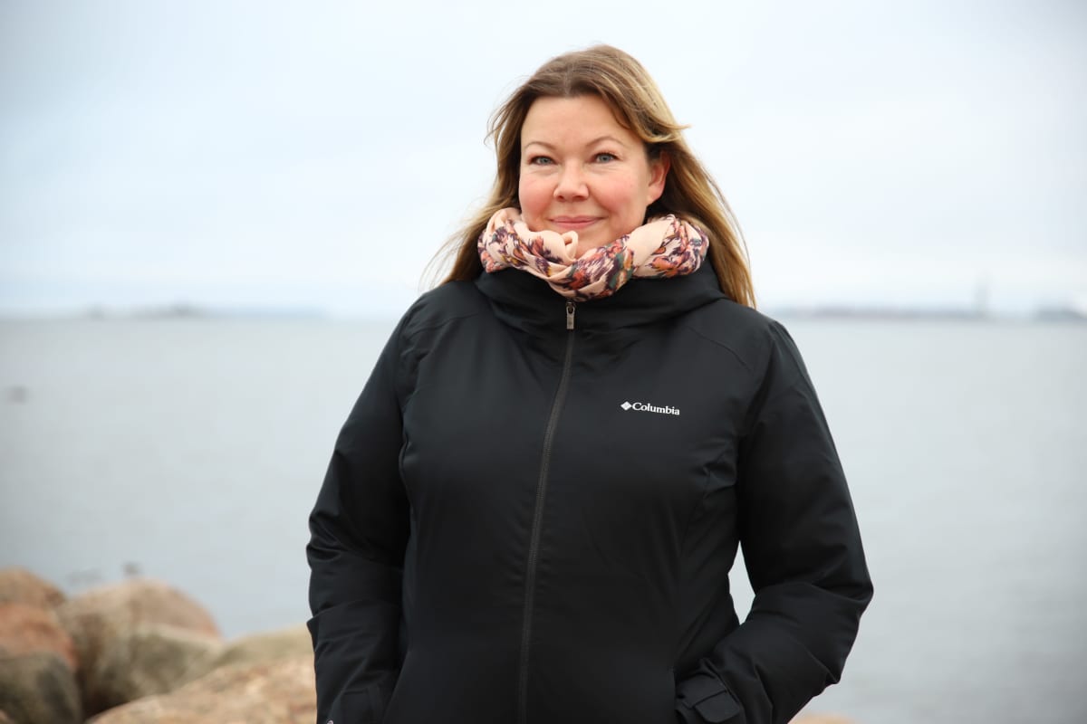 Sanna Lönnfors Kotkassa Katariinan meripuistossa.
