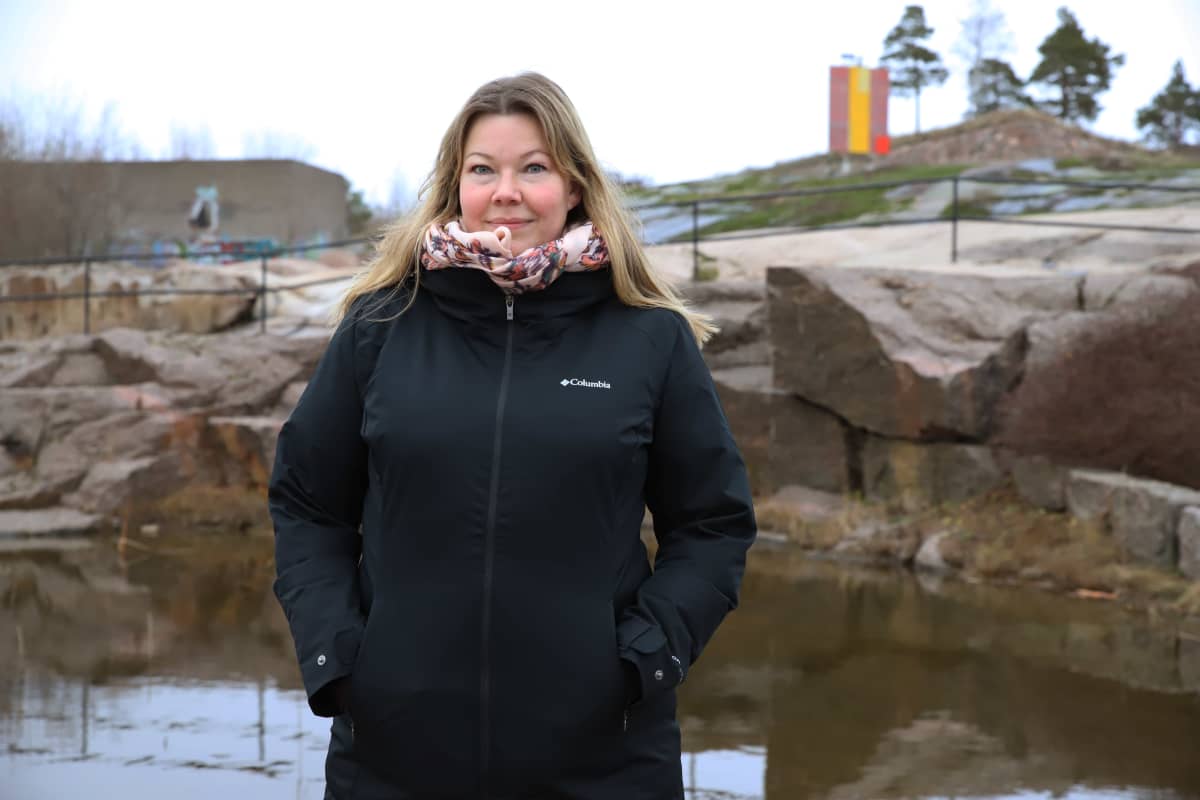 Sanna Lönnfors Kotkassa Katariinan meripuistossa.