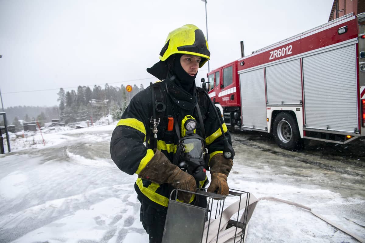 Arttu Kumpulainen harjoittelessa savusukellusta
